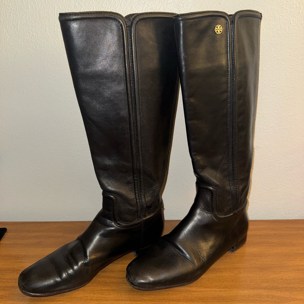 Tory Burch | Black Leather Boots with Monogram Lining - Picture 2 of 9